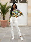 Camisa entallada con estampado floral vibrante para mujer