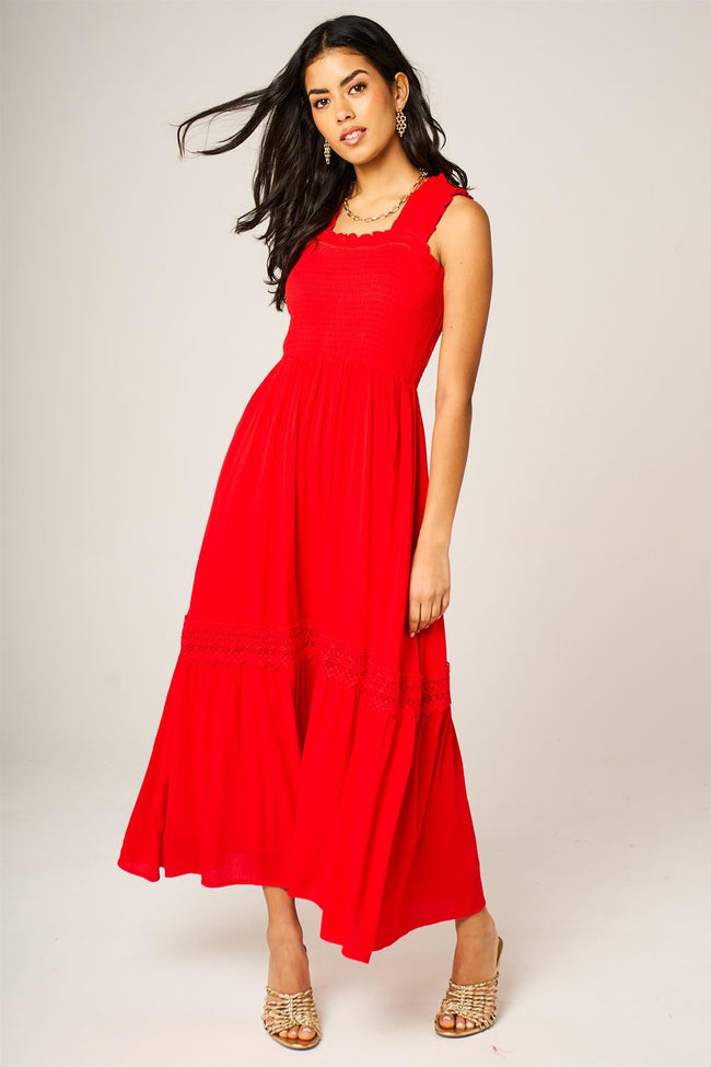 Robe longue étagée rouge avec détails en dentelle