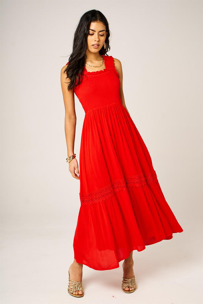 Robe longue étagée rouge avec détails en dentelle