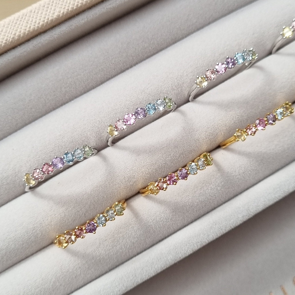 Anillo de eternidad de plata de ley con gemas de arcoíris pastel
