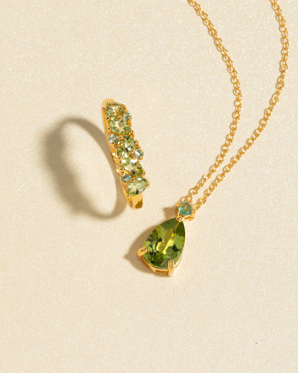 Bague demi-éternité émeraude et péridot taille poire en vermeil d'or 18 carats