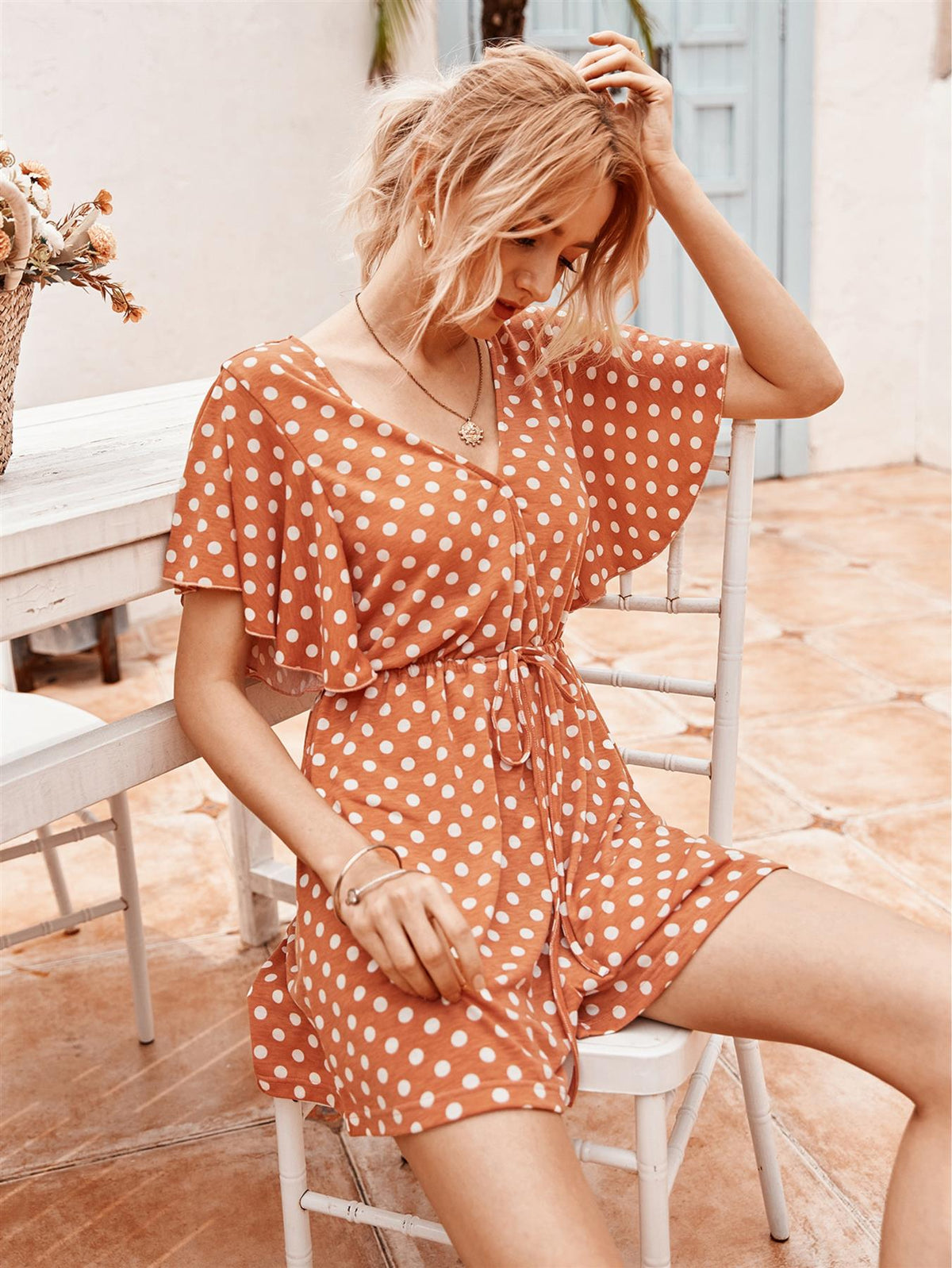 Combinaison short à pois blancs et pêches
