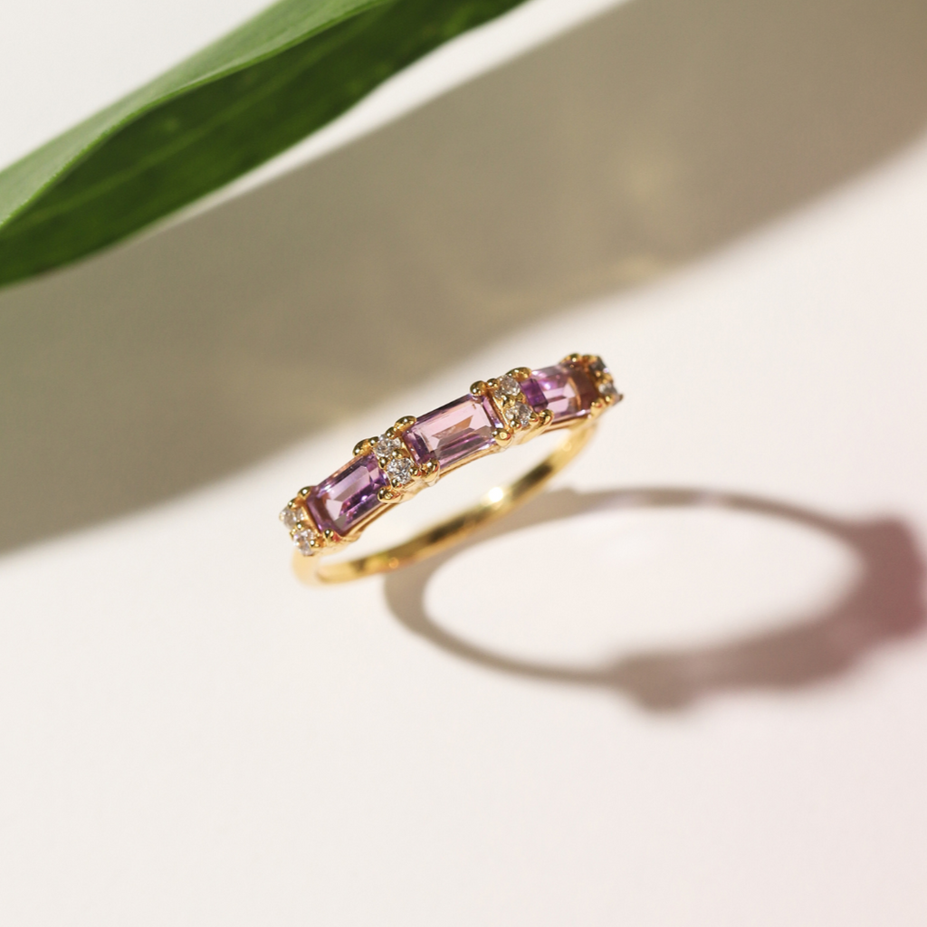 Bague éternité lavande améthyste taille émeraude en vermeil d'or 18 carats