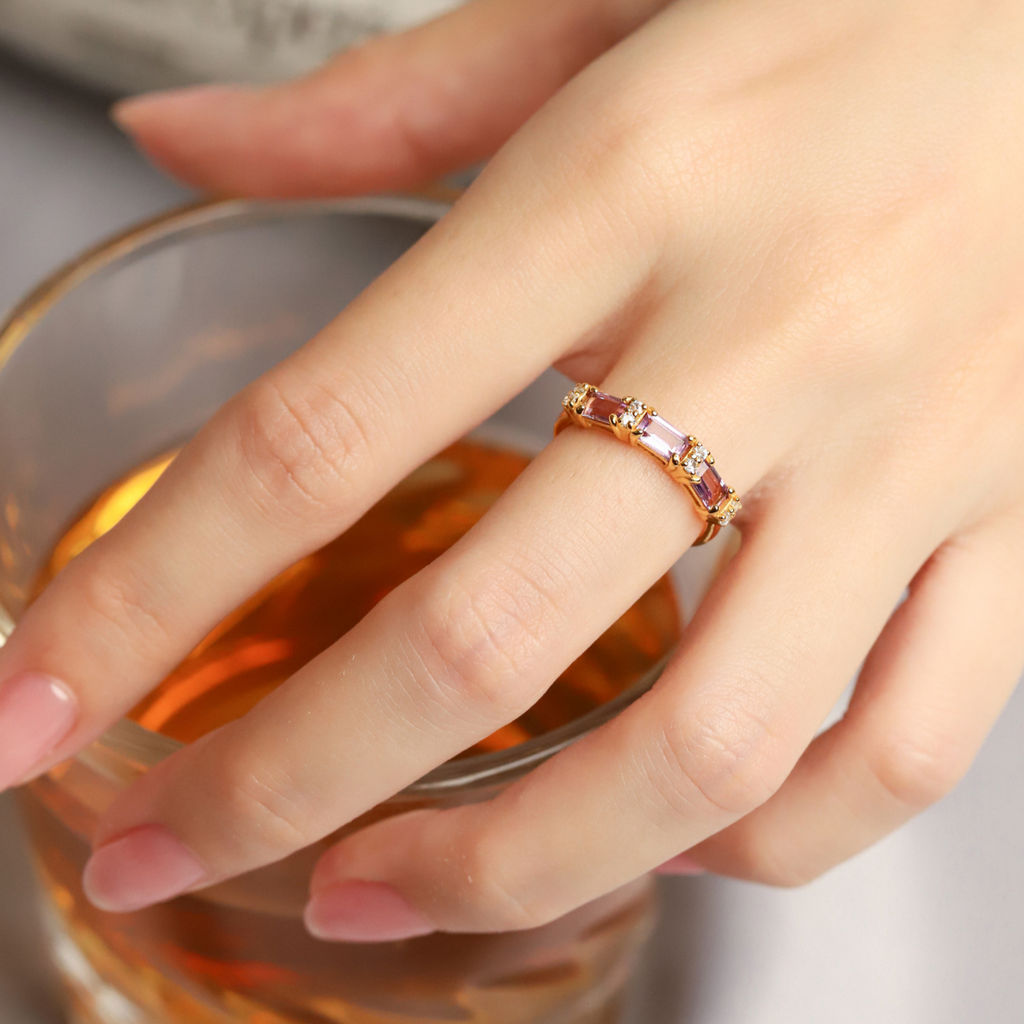 Bague éternité lavande améthyste taille émeraude en vermeil d'or 18 carats