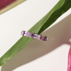 Anillo de eternidad de amatista lavanda talla esmeralda en plata de ley