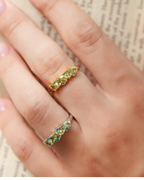 Bague demi-éternité émeraude et péridot taille poire en vermeil d'or 18 carats