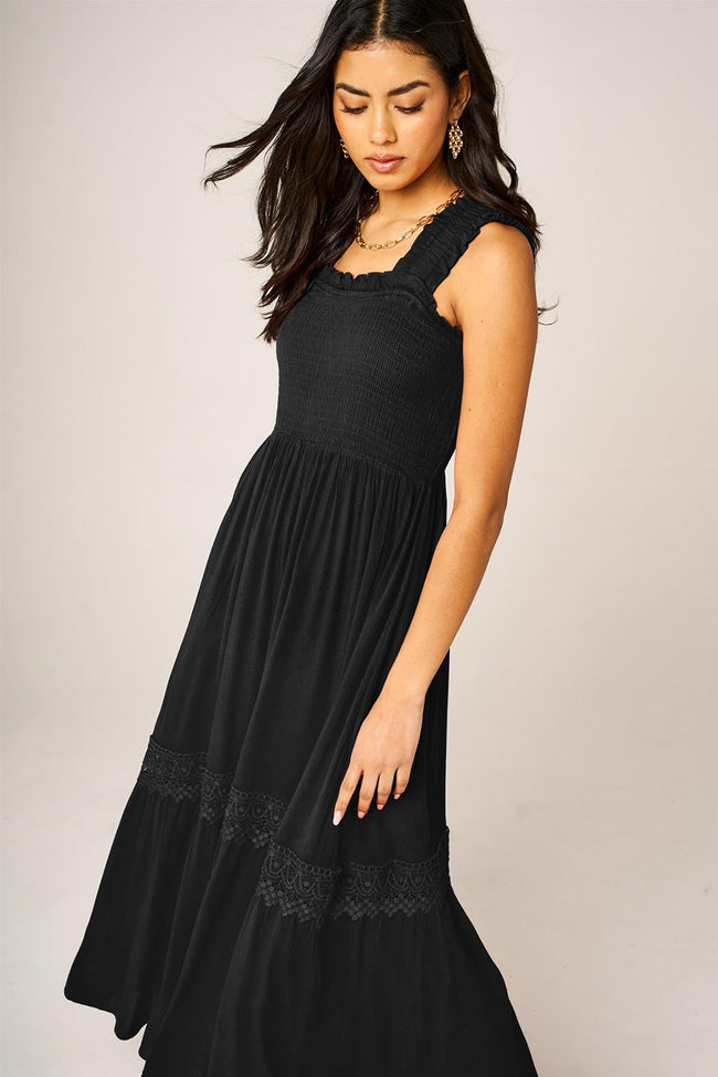 Robe longue étagée noire avec détails en dentelle