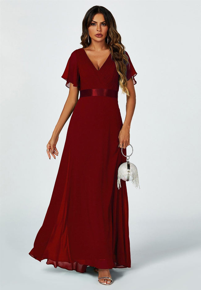 Vestido de dama de honor con mangas de ángel y cintura imperio en color vino