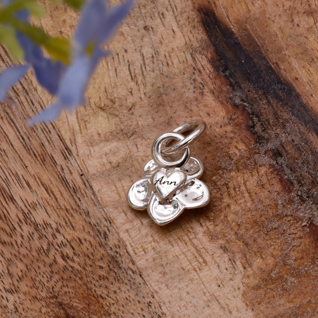 Charm de plata personalizado con flor Nomeolvides