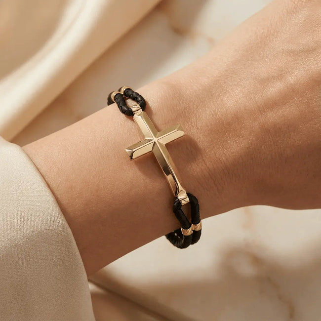 Bracelet en Or 14K – Croix Tressée Audacieuse | Bracelet Noir Tressé | Bijoux Majestueux