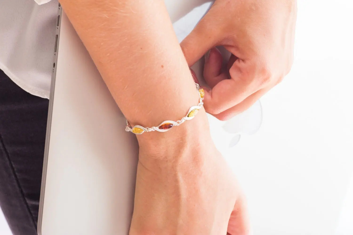 Elegante Pulsera de Piedras Multicolores