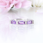 Anillo de eternidad de amatista lavanda talla esmeralda en plata de ley