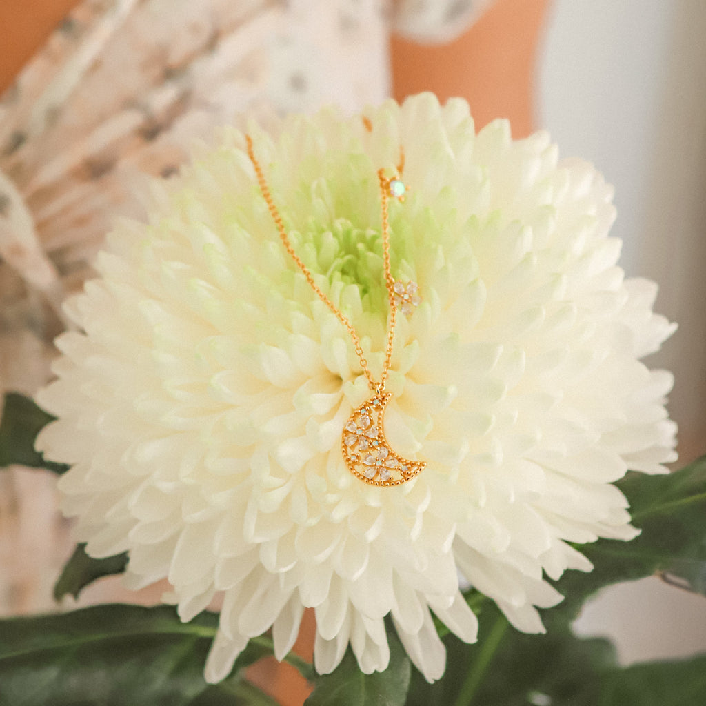 Collier Pendentif Lune Fleur Flora | Plaqué Or 18 carats