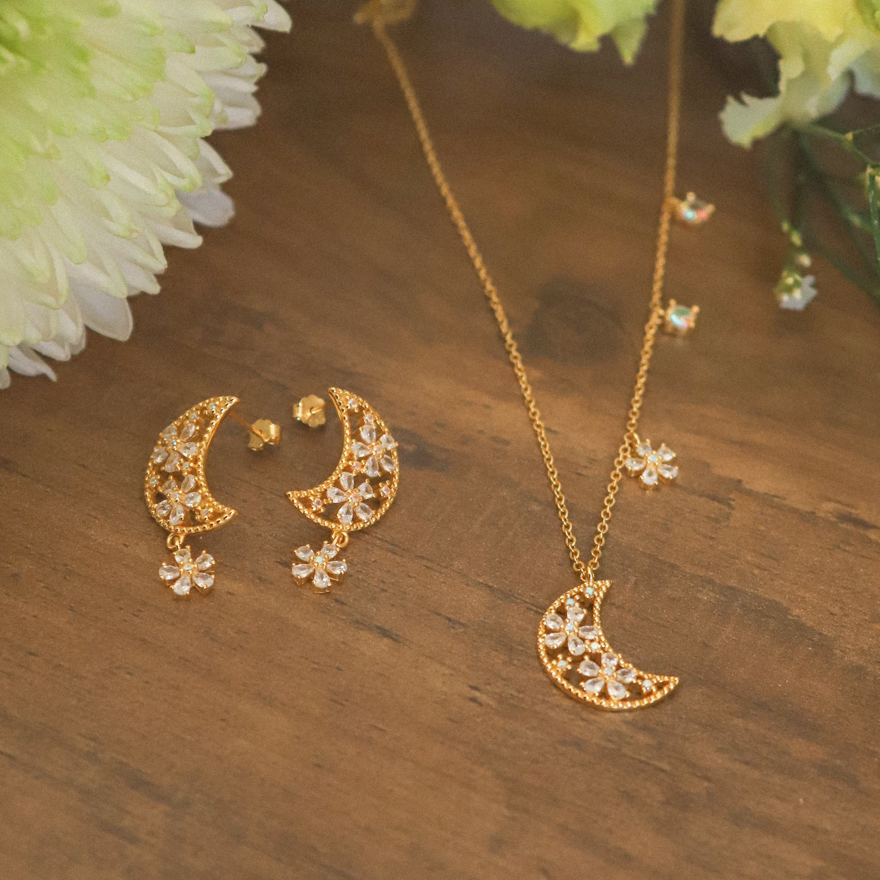 Collier Pendentif Lune Fleur Flora | Plaqué Or 18 carats