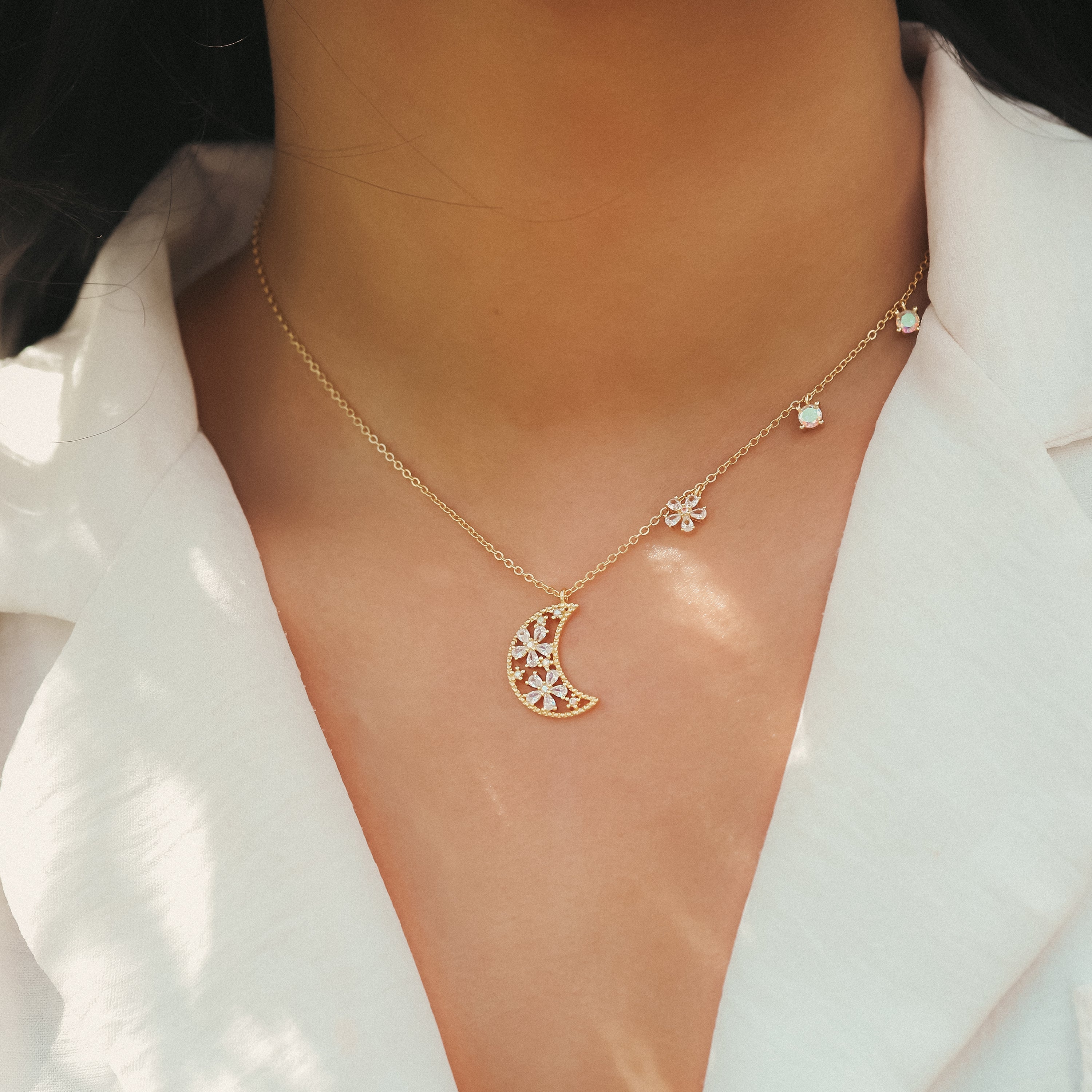 Collier Pendentif Lune Fleur Flora | Plaqué Or 18 carats