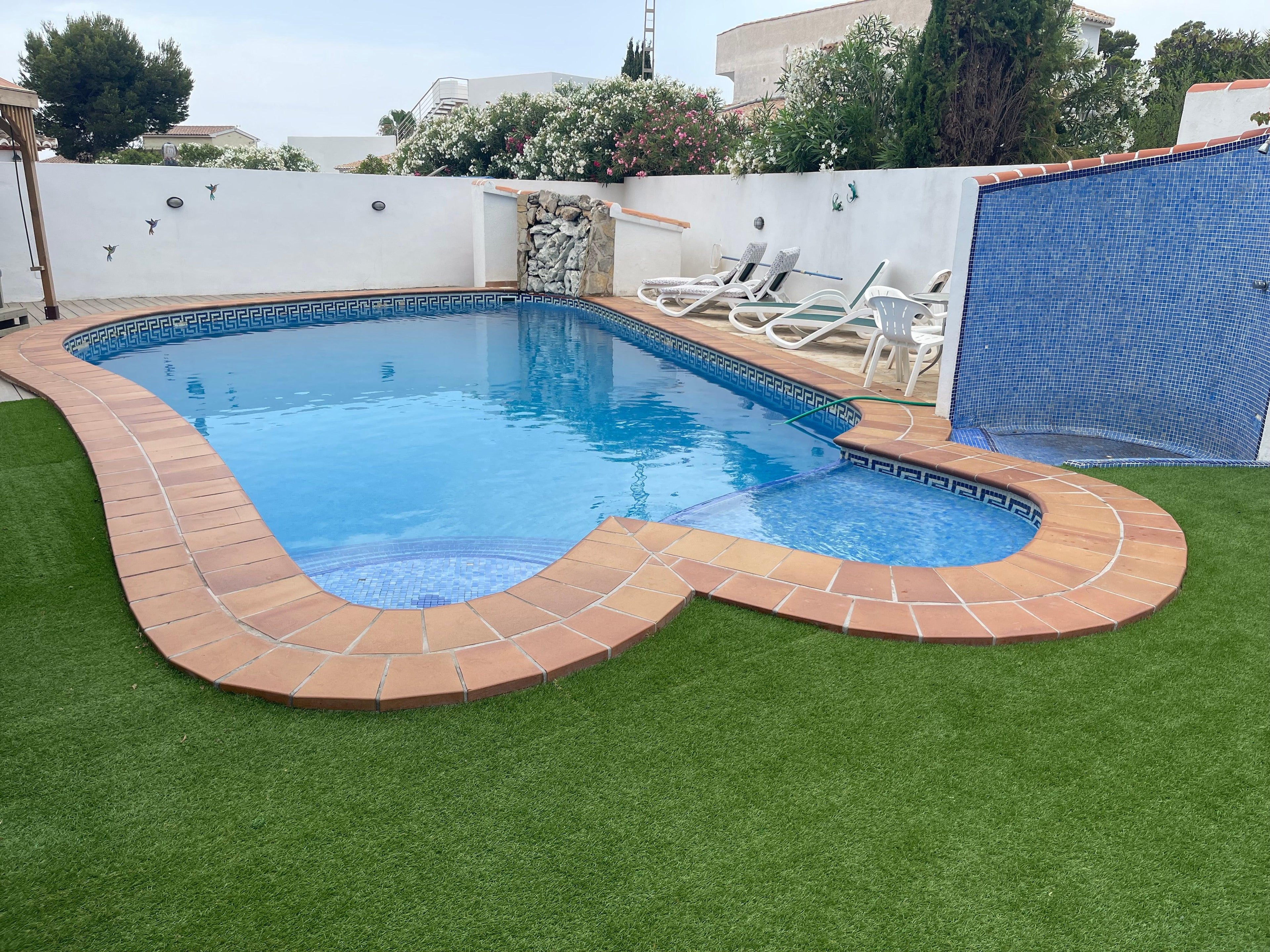 Synthetic Grass for Swimming Pool Surrounds