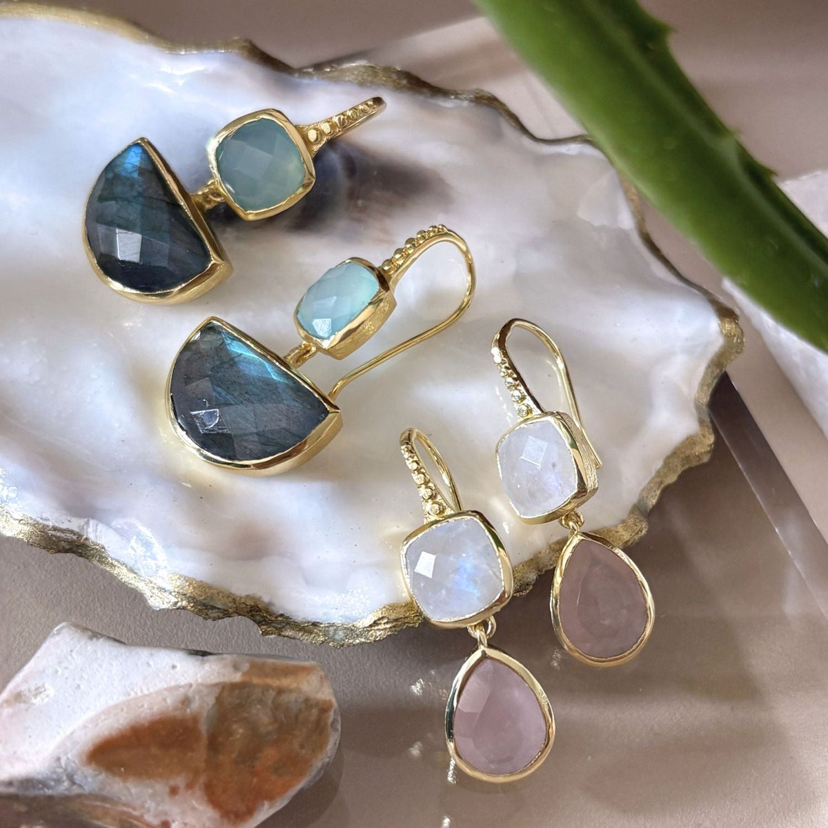 Pendientes Charis Halfmoon Doble Gema Pariba Ónix y Labradorita