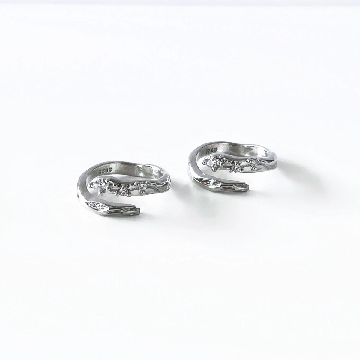 Selma ring med sølvfarget omlottdesign