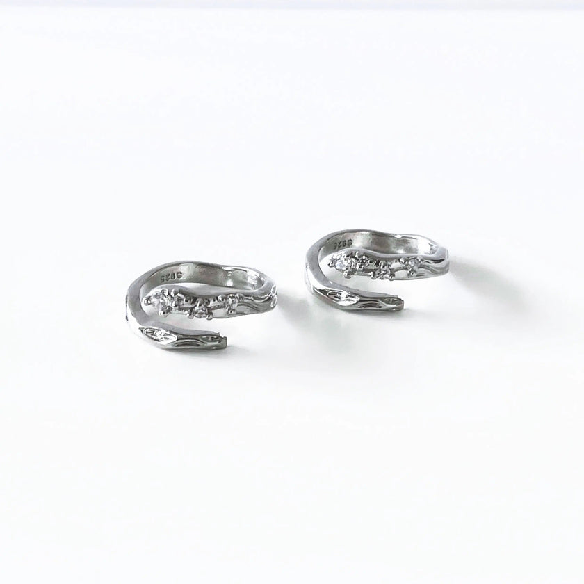 Selma ring med sølvfarget omlottdesign