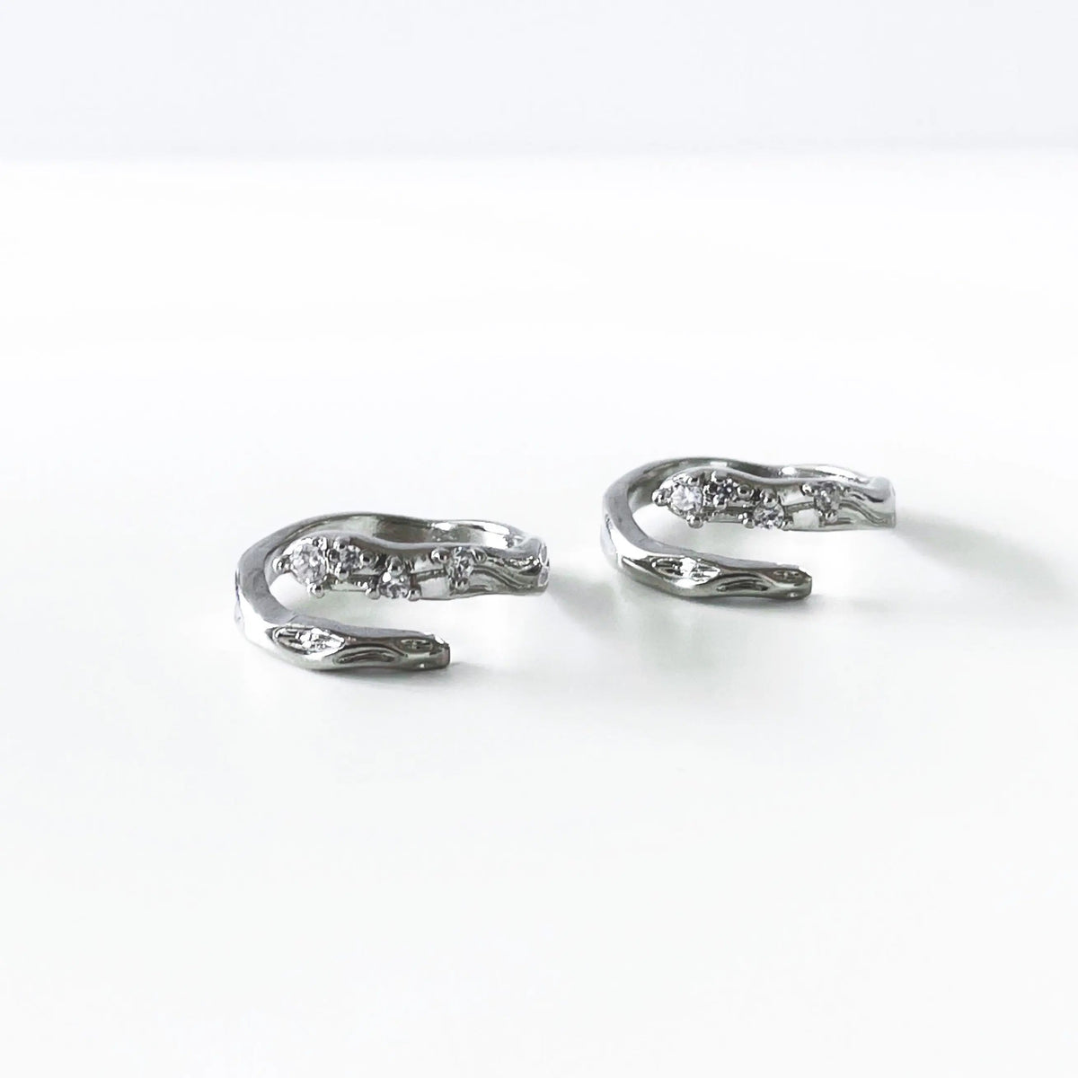 Selma ring med sølvfarget omlottdesign