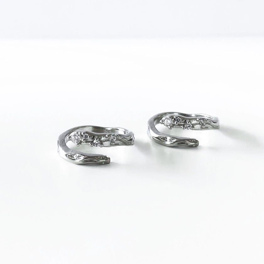 Selma ring med sølvfarget omlottdesign