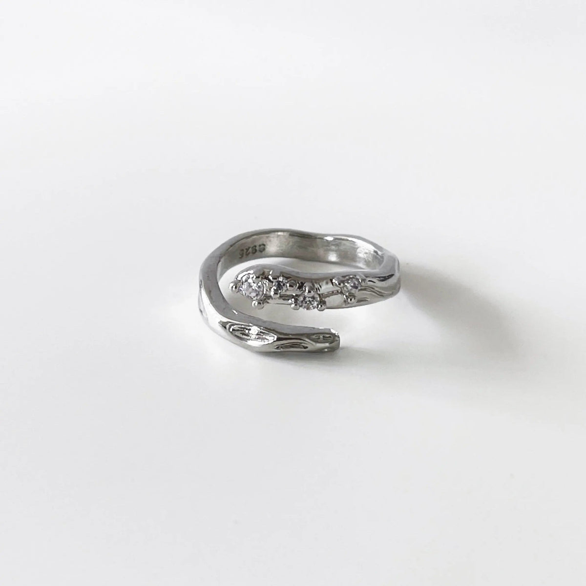Selma ring med sølvfarget omlottdesign