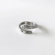 Selma ring med sølvfarget omlottdesign