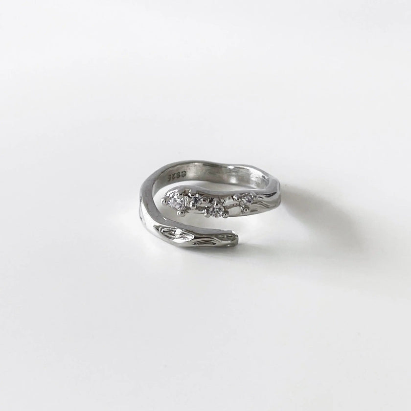 Selma ring med sølvfarget omlottdesign