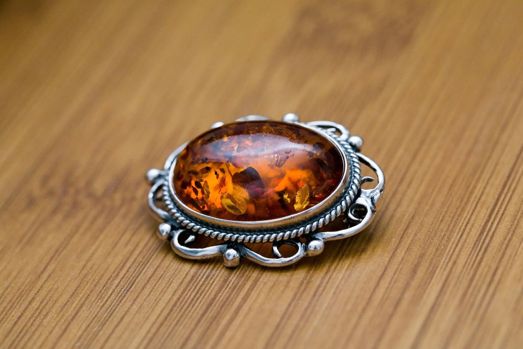 Broche ovale classique en ambre encadré