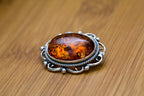 Broche ovale classique en ambre encadré