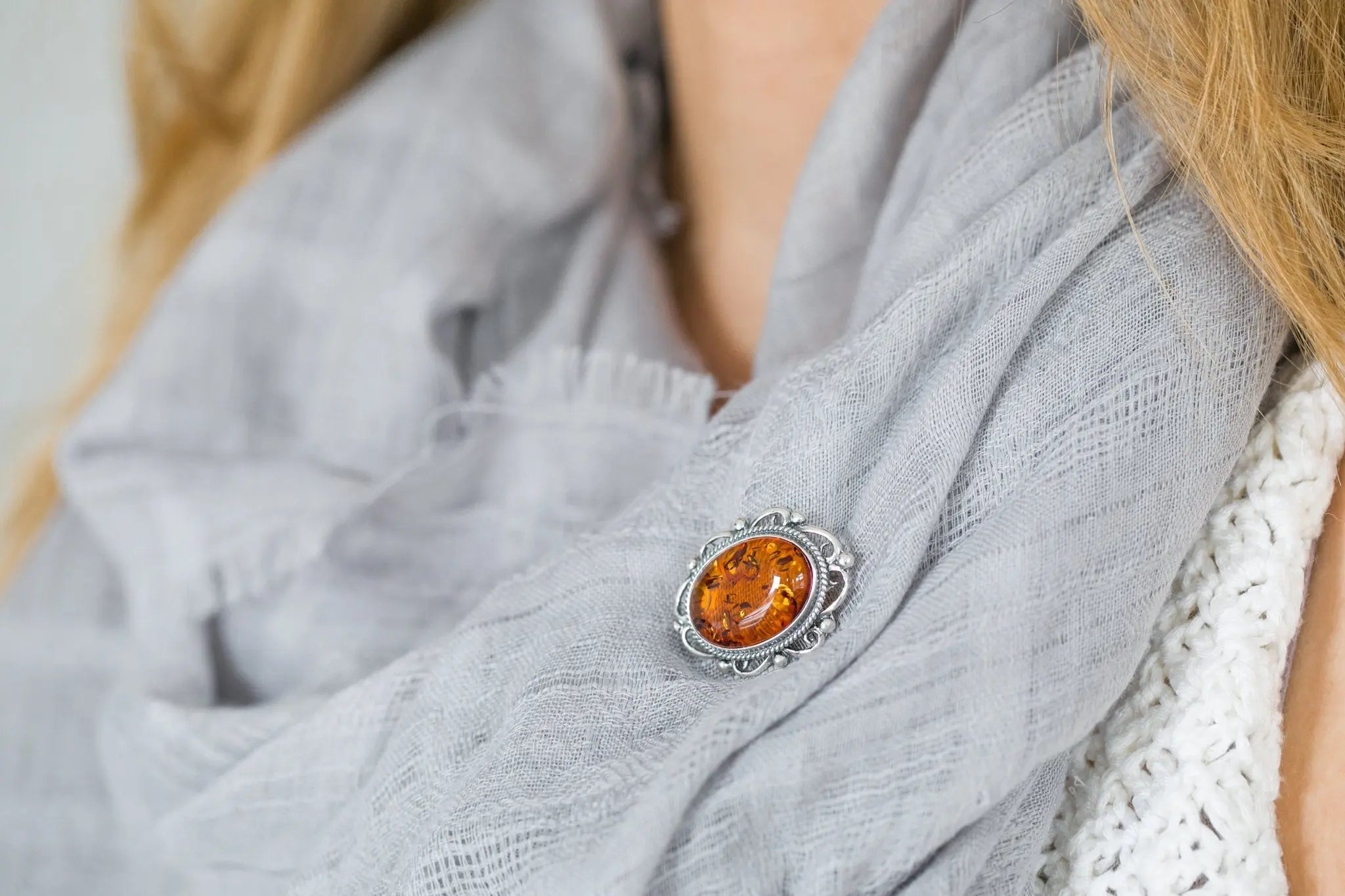 Broche ovale classique en ambre encadré