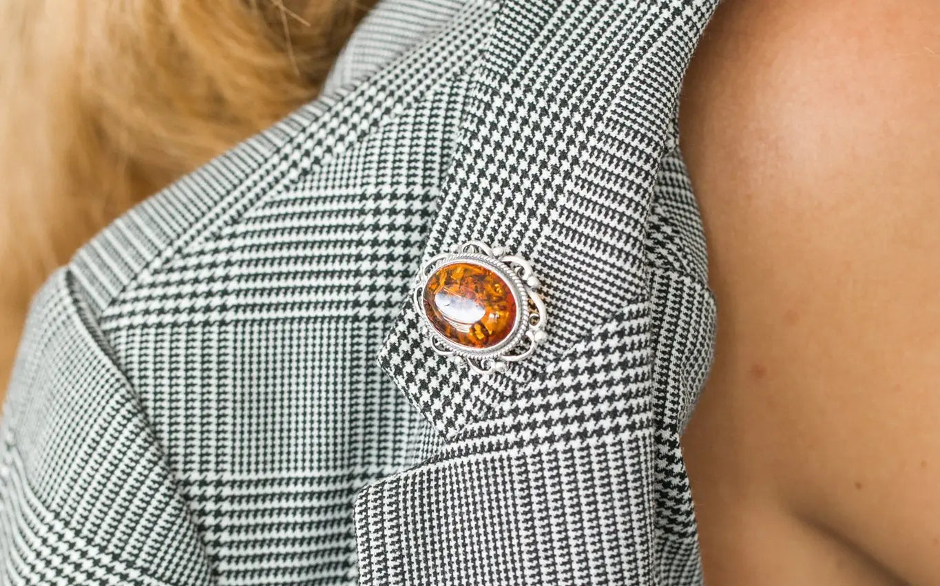 Broche ovale classique en ambre encadré