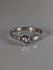 Delicado Silver Steed, anillo único de plata con circonitas cúbicas