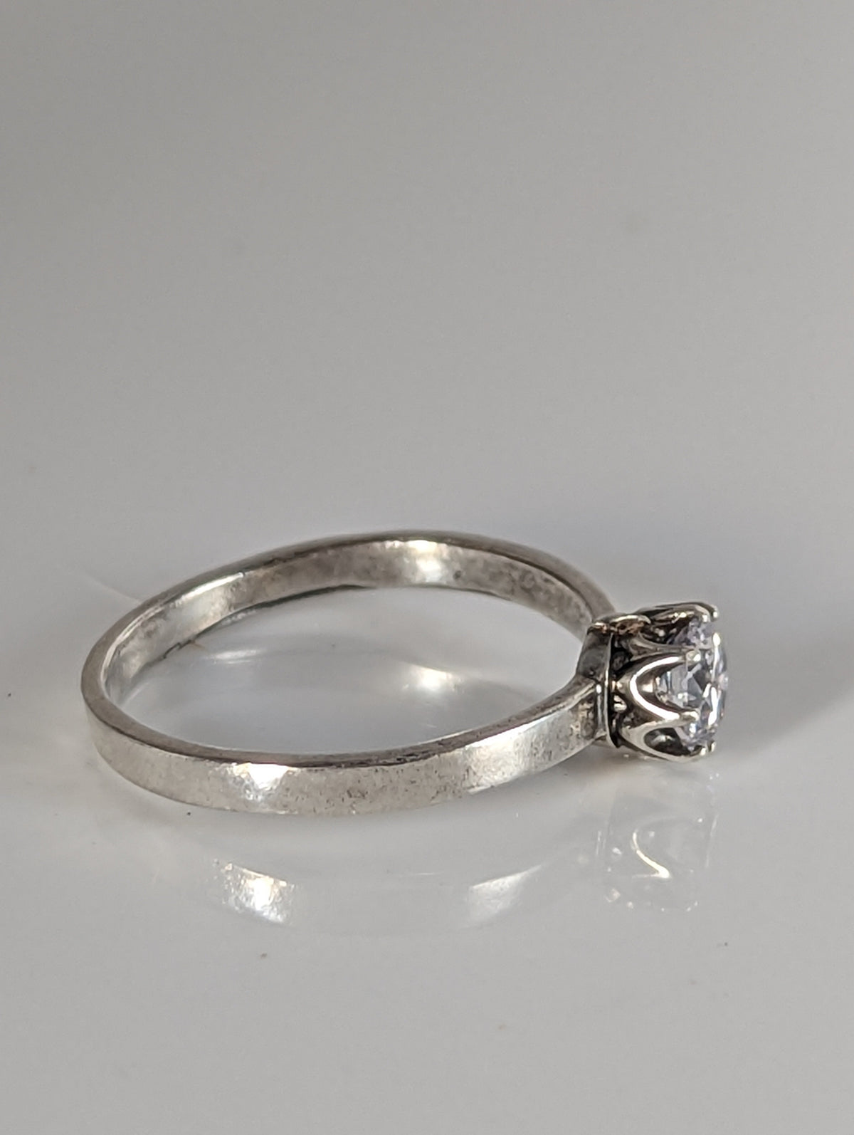 Delicado Silver Steed, anillo único de plata con circonitas cúbicas