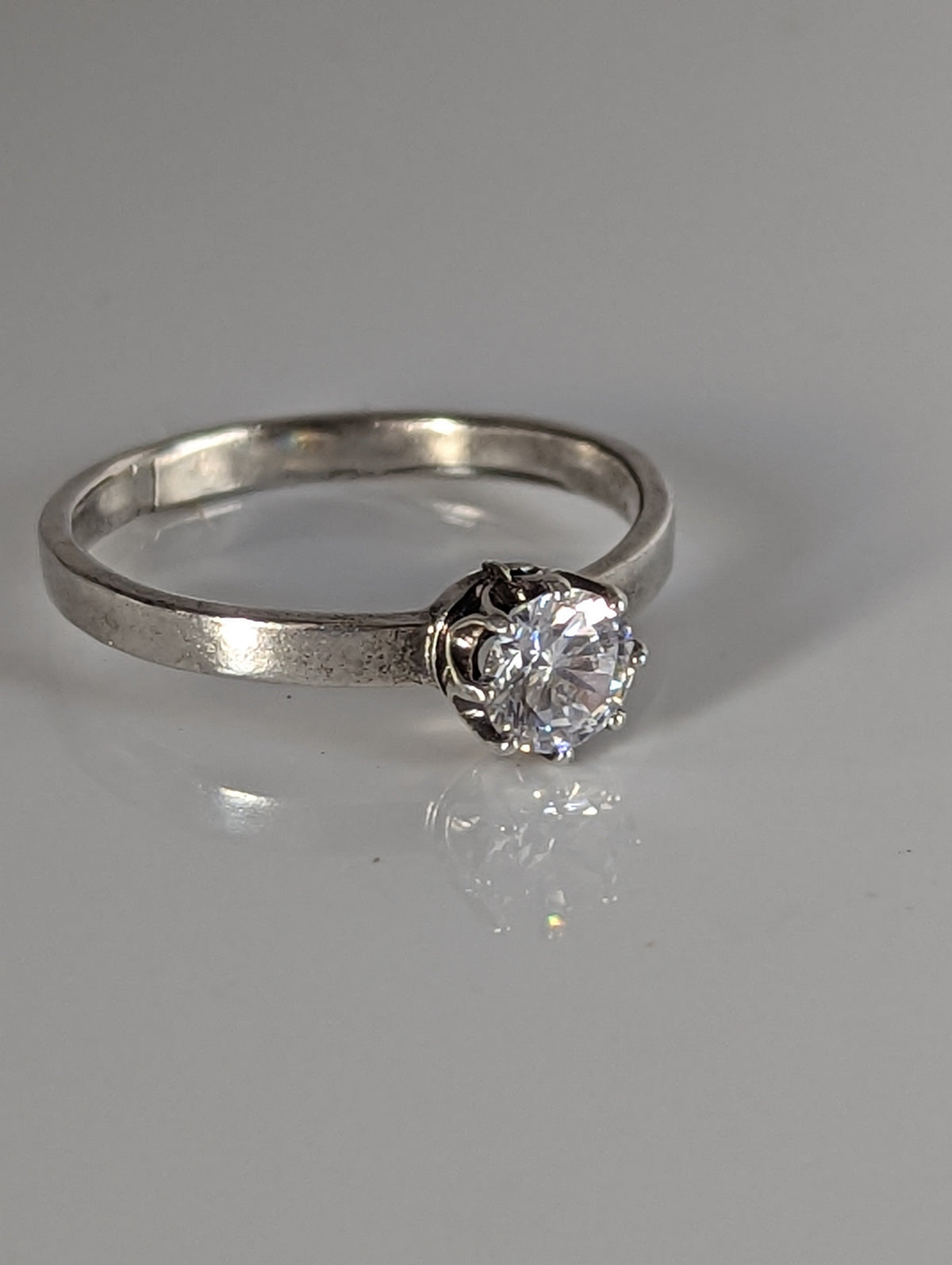 Delicado Silver Steed, anillo único de plata con circonitas cúbicas