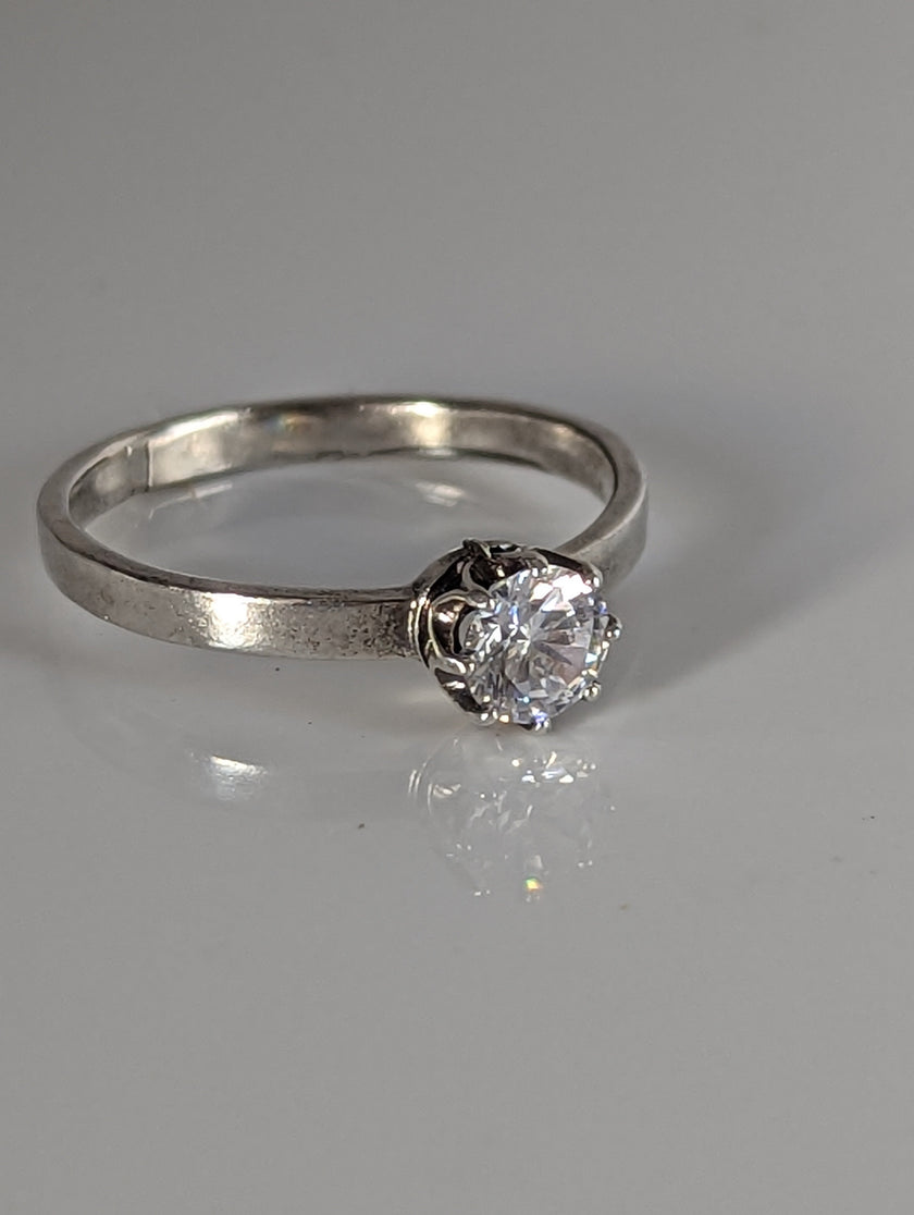 Delicado Silver Steed, anillo único de plata con circonitas cúbicas