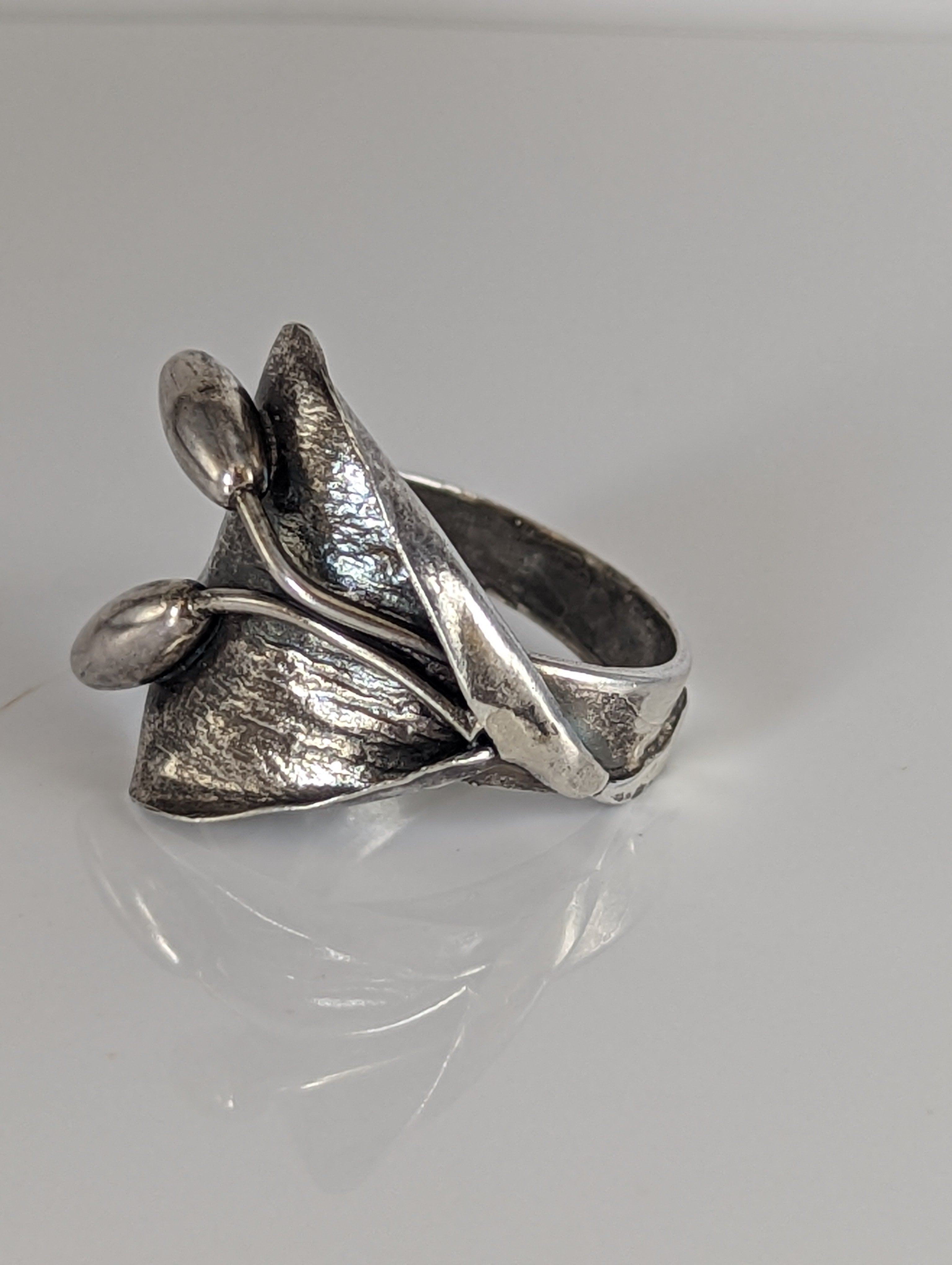 Silver Steed Big Leaf with Ornament Silver Ring