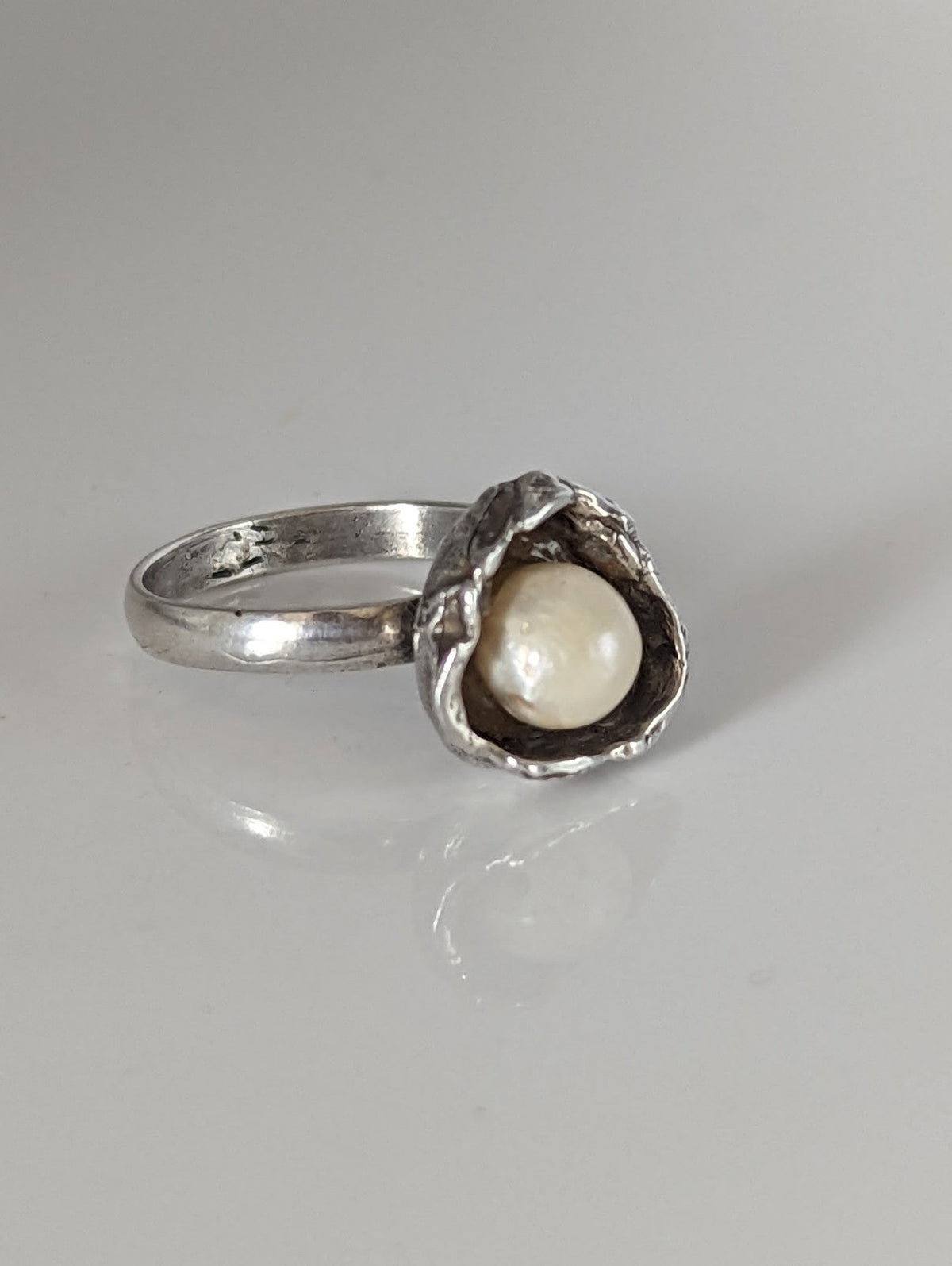 Silver Steed Pearl in a Flower Silver Ring