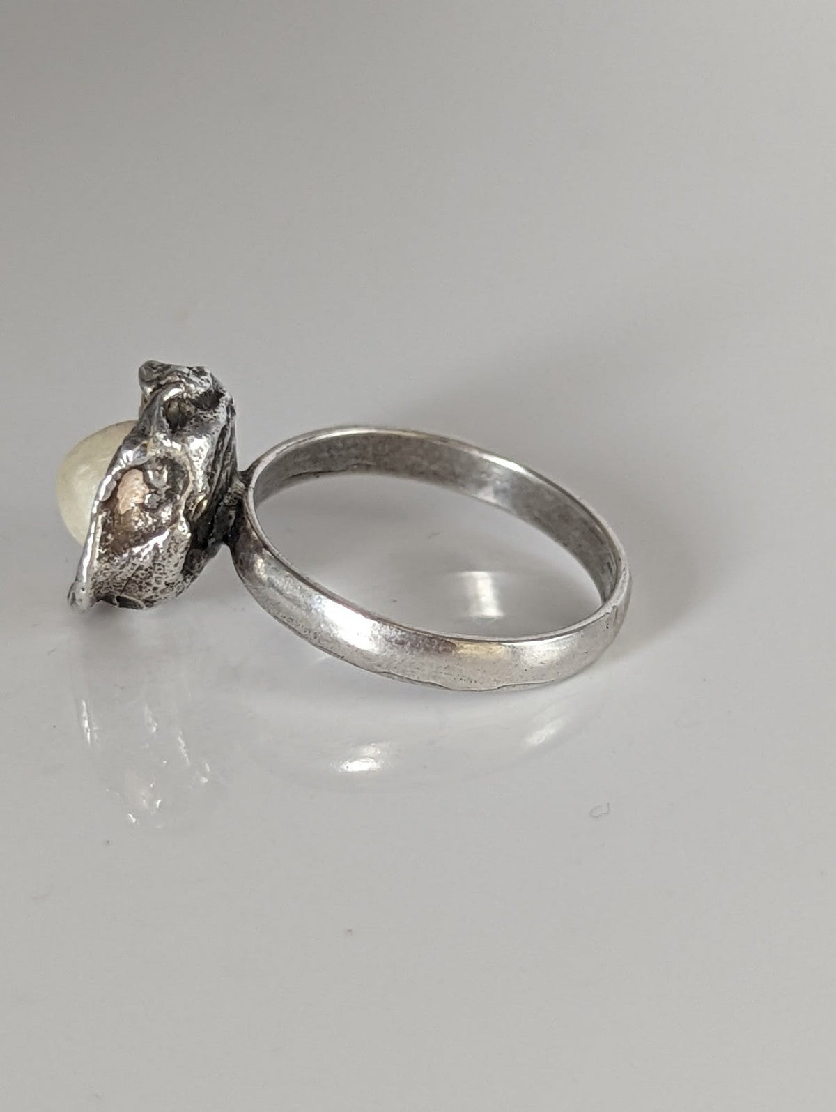 Silver Steed Pearl in a Flower Silver Ring