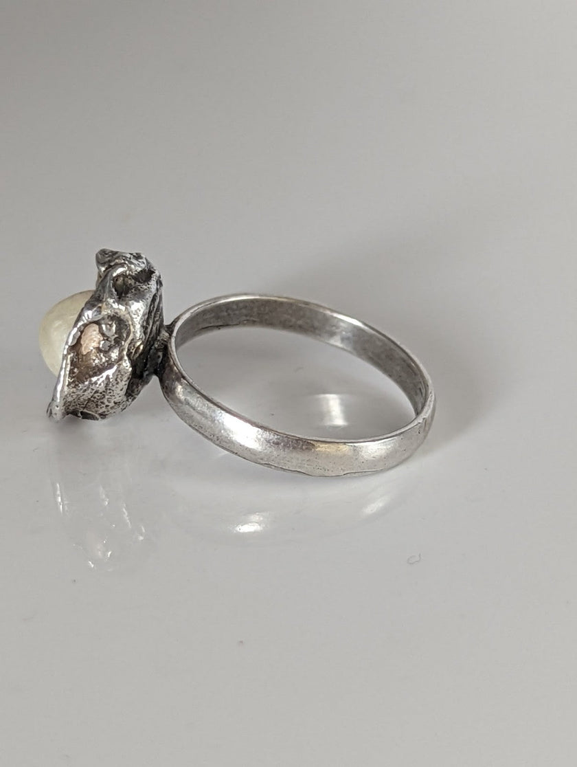 Silver Steed Pearl in a Flower Silver Ring