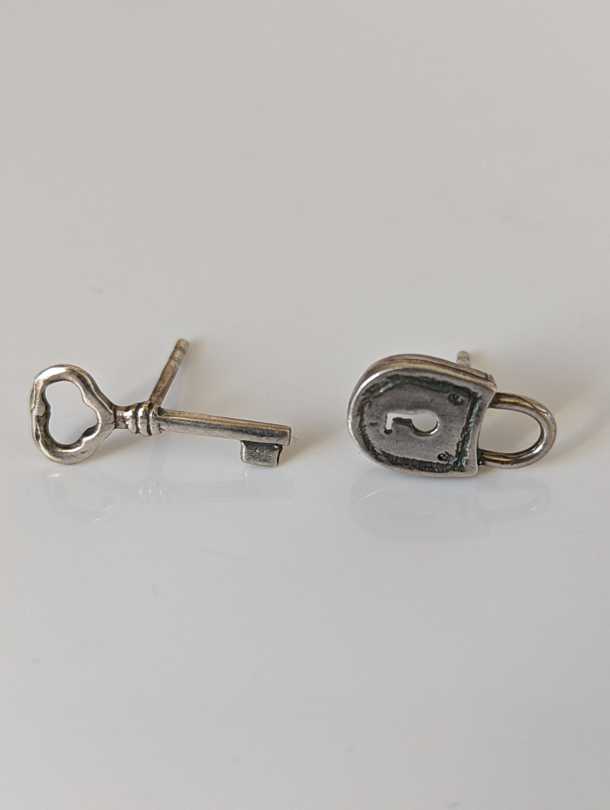 Aretes de Caballo Plateado con Candado y Llave