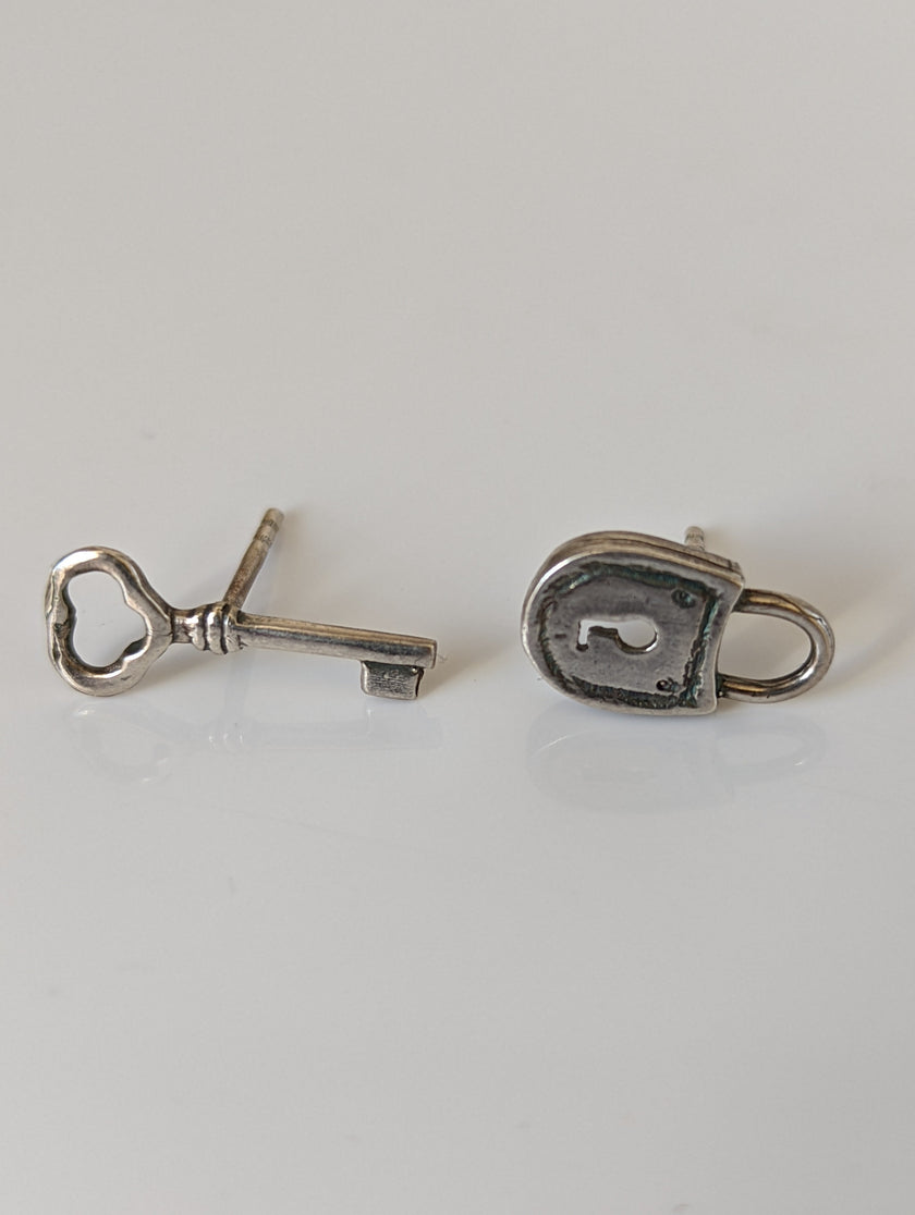 Aretes de Caballo Plateado con Candado y Llave