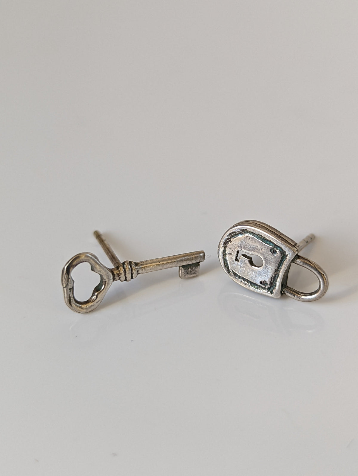 Aretes de Caballo Plateado con Candado y Llave