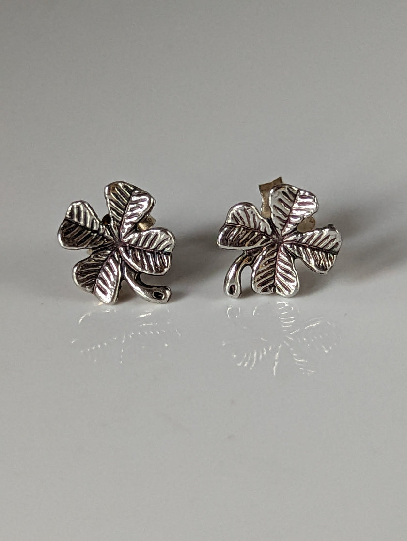 Boucles d'oreilles clous trèfle étalon argenté