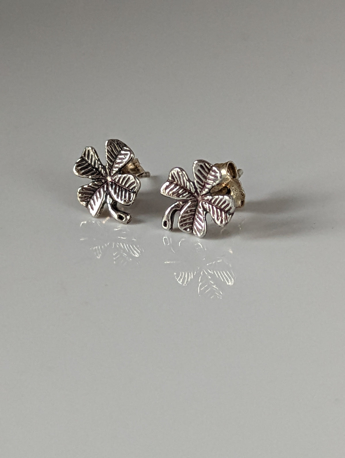 Boucles d'oreilles clous trèfle étalon argenté