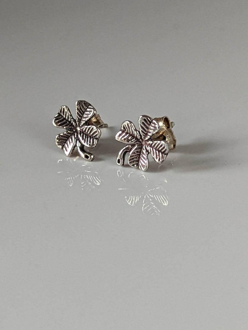 Boucles d'oreilles clous trèfle étalon argenté