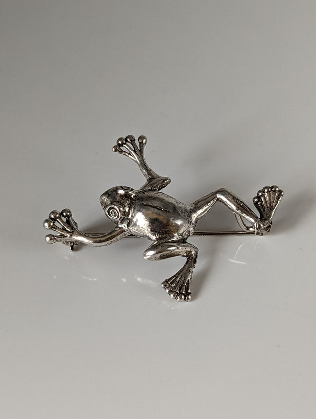 Broche en argent : étalon cabré, grenouille sautant