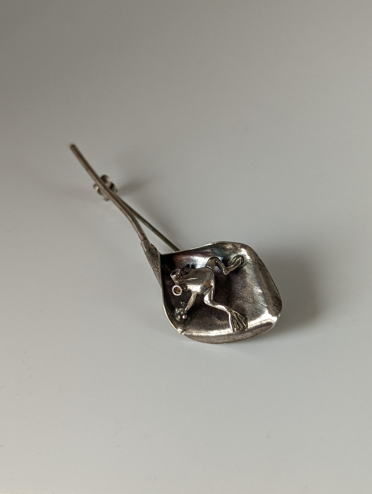 Silver Steed Leaf Frog Silver Brooch