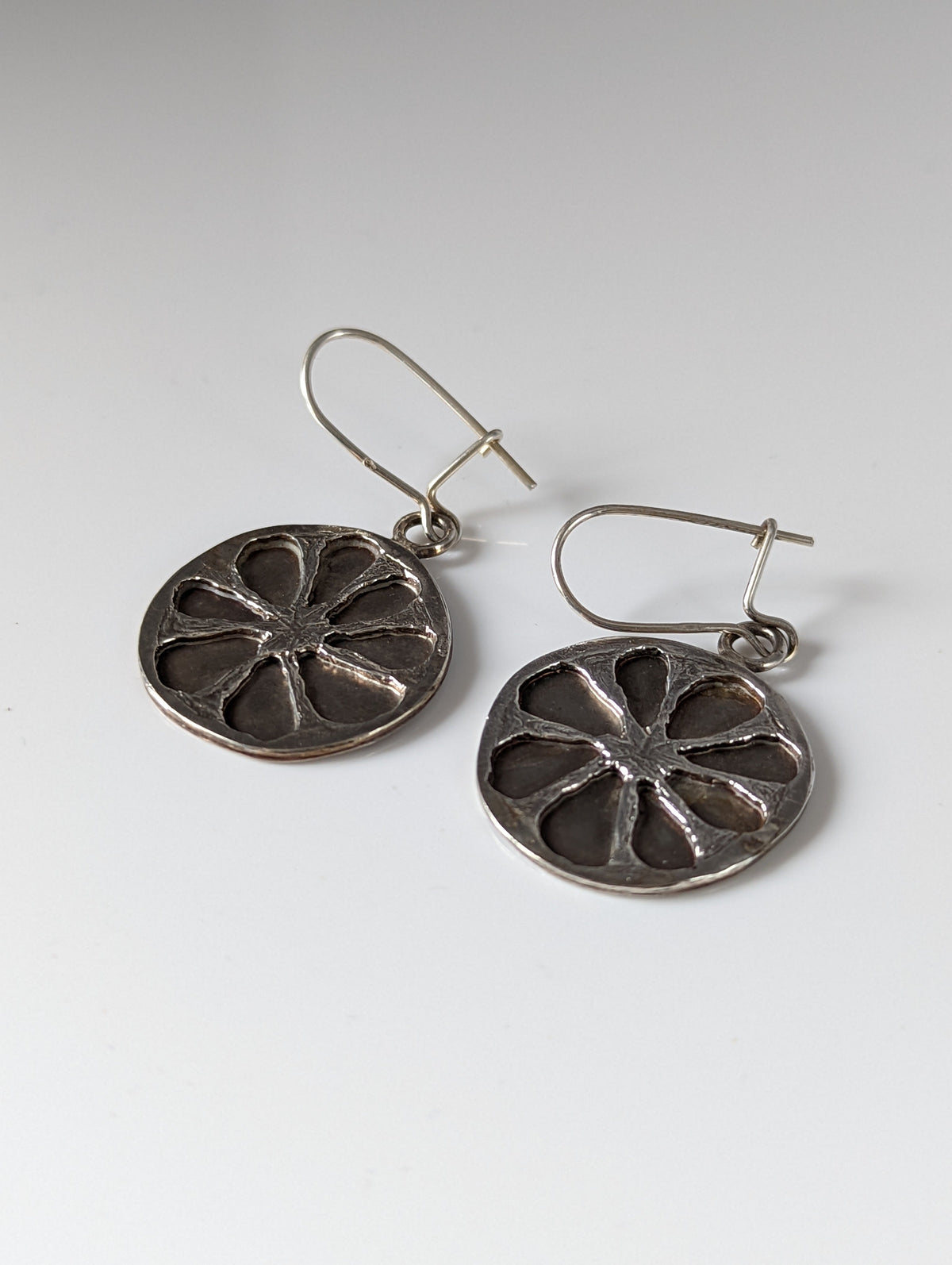 Silver Steed Flower in a Circle Dropped Earrings