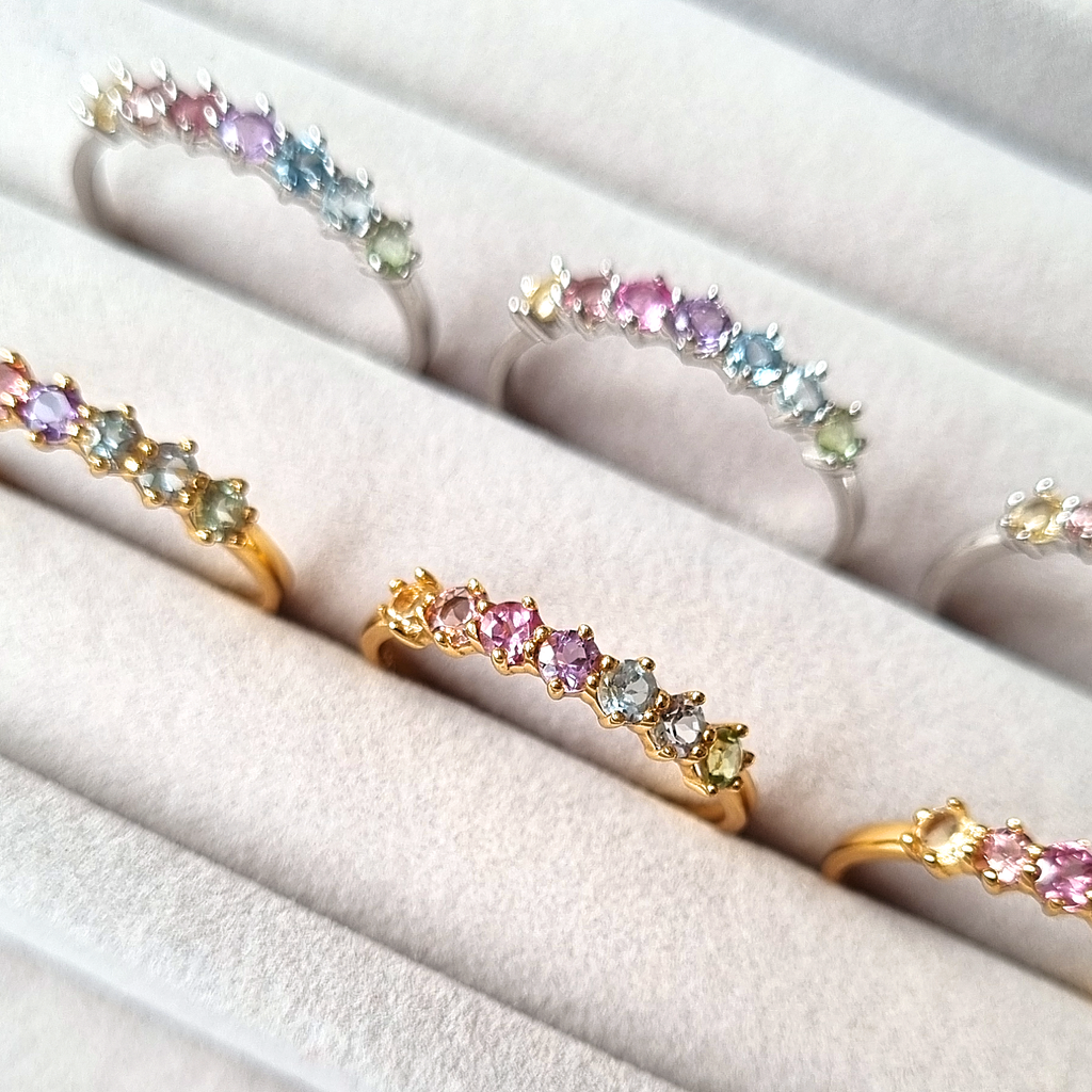 Anillo de eternidad de plata de ley con gemas de arcoíris pastel